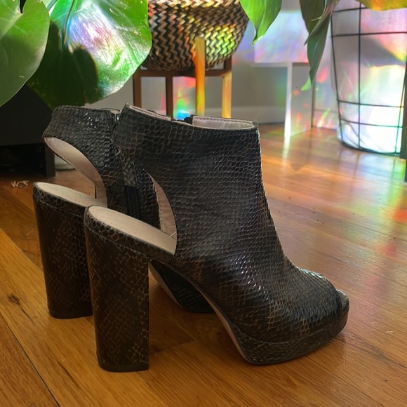 Cut Out Mule with Heel - Picture 2 of 4